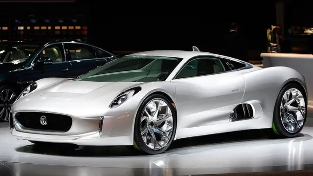 کانسپت C-X75 از طرح‌های ماندگار ایان کالم برای جگوار بود