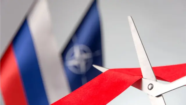 Флаги России и НАТО