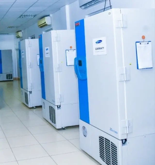 ශ්‍රී ලංකාවට ලැබුණු පළමු ෆයිසර් එන්නත් තොගය ගබඩා කිරීමට යොදා ගන්නා අධිශීතකරණ