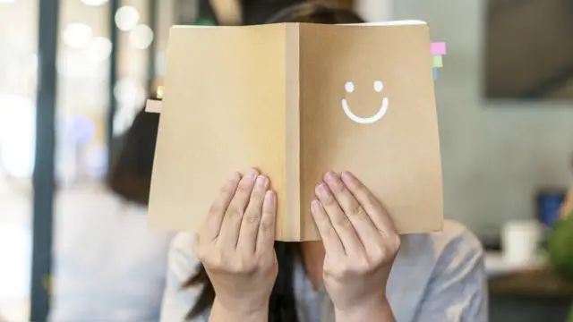 Əlində kitab tutan qadın