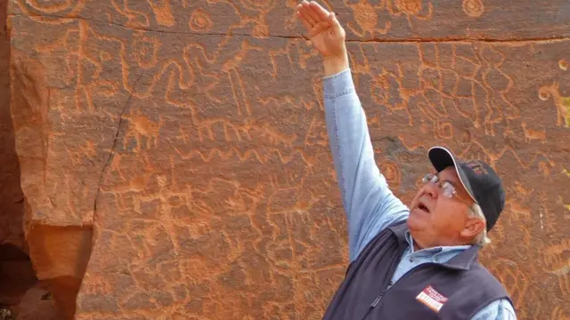 Guía señalando las piedras