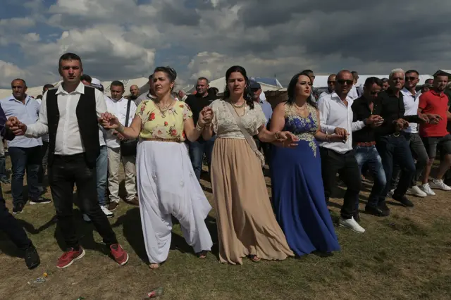 Osim parade zlatnicima, posetioci iz dijaspore dokazuju svoje blagostanje i putem nadmetanja u plaćanju naručenih pesama