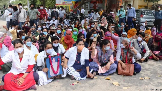 संविदाकर्मियों का प्रदर्शन