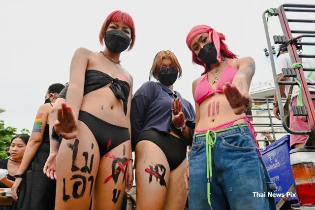 กลุ่มเฟมินิสต์ปลดแอก จัดการชุมนุมคาร์ม็อบ "ขบวนกีV4" เคลื่อนพลจากสีลมซอย 2 สู่อนุสาวรีย์ประชาธิปไตย ชูจุดยืน 3 ข้อเรียกร้องให้ พล.อ. ประยุทธ์ จันทร์โอชา ลาออก แก้ไขรัฐธรรมนูญ และปฏิรูปสถาบันกษัตริย์ เมื่อวันที่ 9 ต.ค. 2564