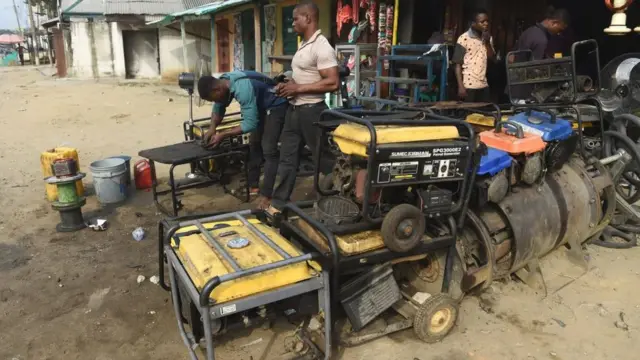 Generator mechanic dey repair generators wey spoil