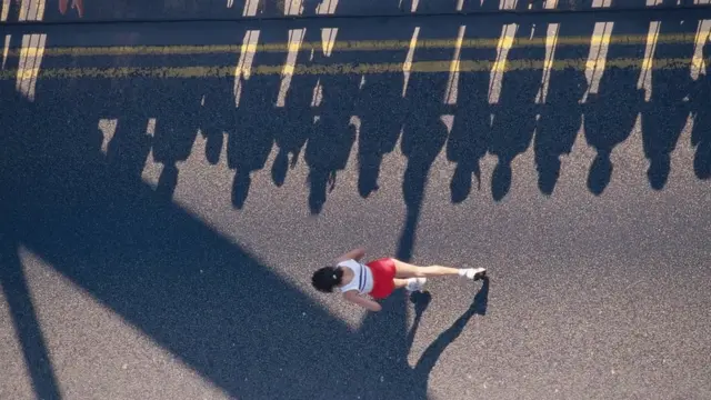 قد لا يحصل جميع عدائي الماراثون على ميداليات، لكنهم يفوزون بقدر من المكانة الاجتماعية