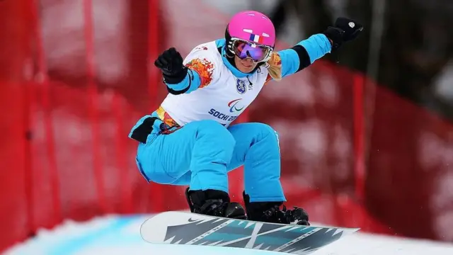 헤르난데스가 그녀의 스노보드를 타고 점프하고 있다