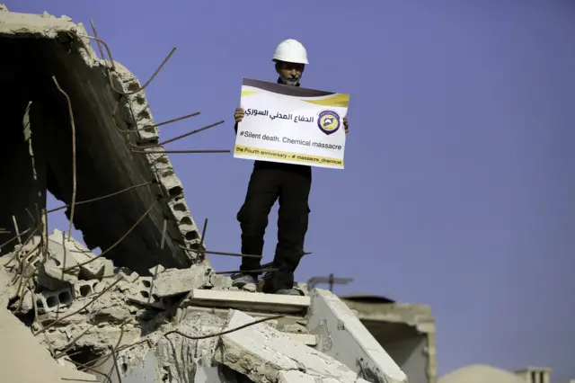 من الخوذ البيض