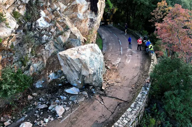 ఫ్రెంచ్ దీవి కోర్సికాలోని యునెస్కో హెరిటేజ్ సైట్ ‘కలాంక్స్ డి పియానా’ సమీపంలో రోడ్డుపై పడిన కొండ రాయి. ఈ ప్రమాదంలో ఎవరికీ ఏమీ కాలేదు.