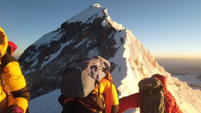 Люди идут к вершине Эвереста