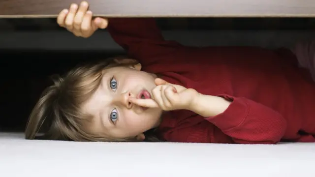 Niños bajo la cama, escondido