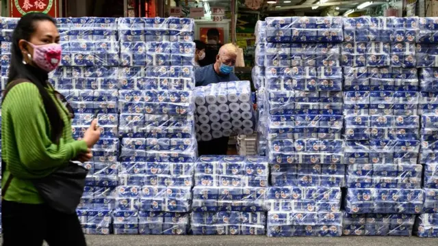 بسته‎های دستمال توالت در فروشگاهی در هنگ کنگ. به جز دستمال توالت و ژل ضدعفونی، پاستا و رشته را هم روی هوا می‎زنند