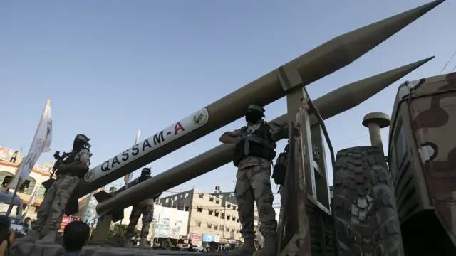 Milicianos de Hamás junto a cohetes Qassam.