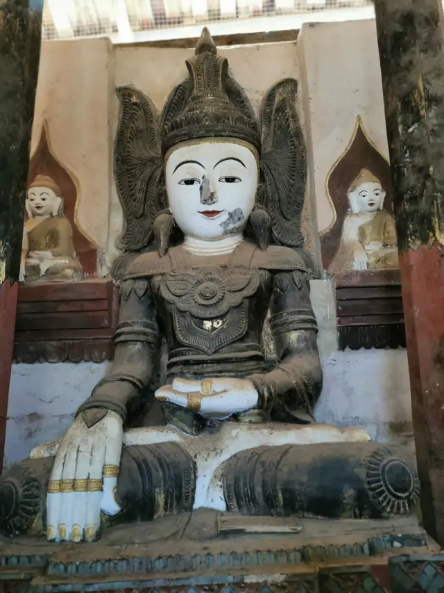 တာခေါင်မွေတော်အတွင်းက ရုပ်ပွားတော်