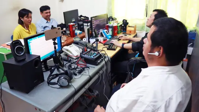 ภายในห้องฝ่ายไอซีที ของสถาบันคนตาบอดฯ 'หมอคอม' ทั้ง 3 และผู้ดูแลแฟนเพจกำลังเตรียมตัวจัดรายการ 'โชว์โนอาย'