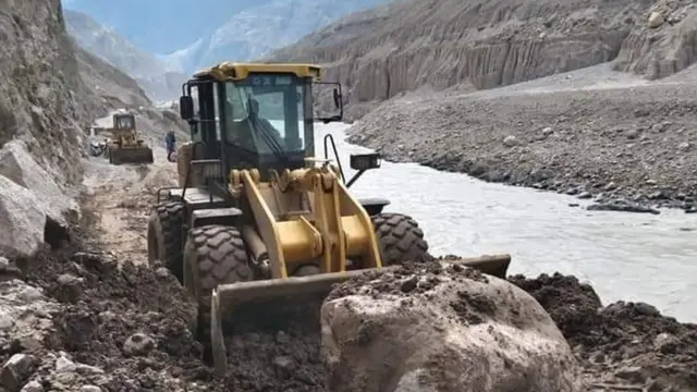 سڑکیں ٹھیک کی جا رہی تھی