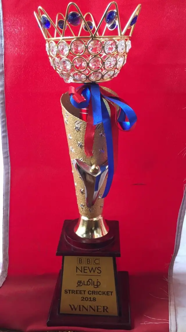 பிபிசி தமிழின் ஸ்ட்ரீட் கிரிக்கெட்டின் போட்டிக்கான வெற்றிக்கோப்பை