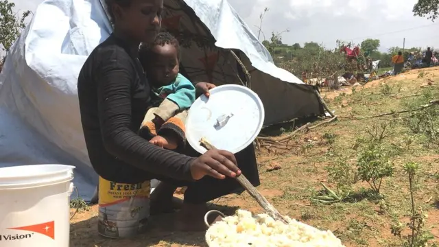 ራሄል የአክስቷን ልጅ አቅፋ