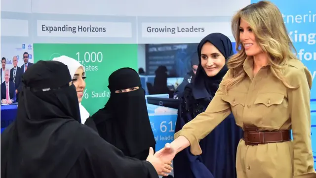 สตรีชาวซาอุฯ ต้องแต่งกายด้วยชุดอาบายะห์ และสวมผ้าคลุมศีรษะ