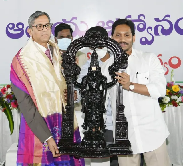చీఫ్ జస్టిస్ ఎన్వీ రమణ, వైఎస్ జగన్