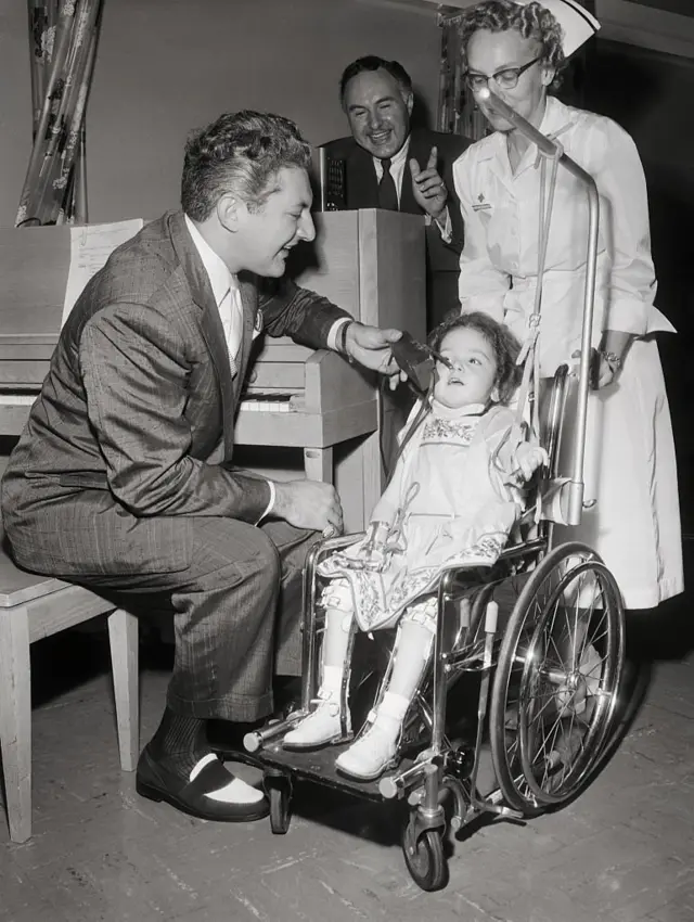 হুইল চেয়ারে পোলিও আক্রান্ত একটি শিশু