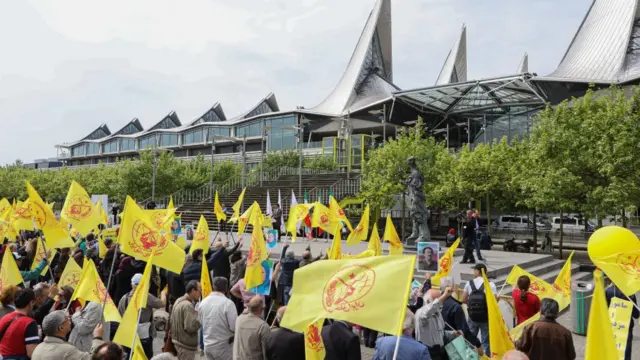 در زمان اعلام حکم ۲۰ سال زندان اسدالله اسدی، سازمان مجاهدین خلق در برابر دادگاه گردهمایی برگزار کرد