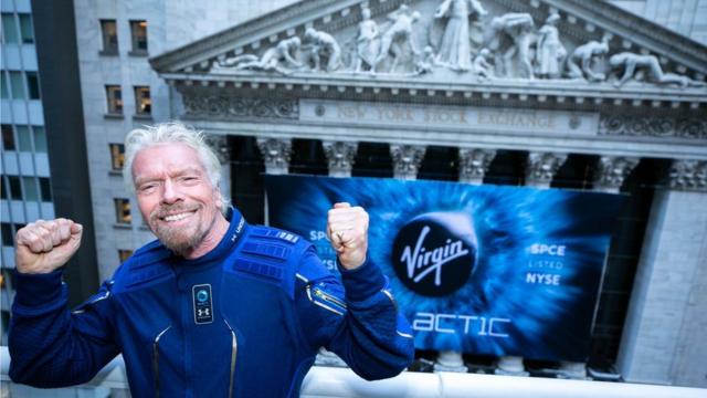 Richard Branson com roupa espacial