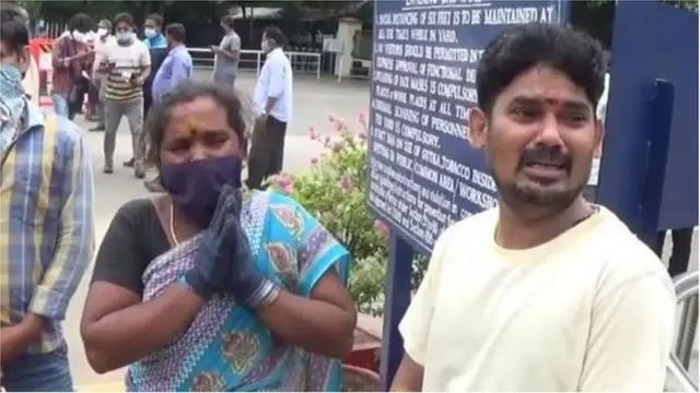 हिंदुस्तान शिपयार्डमध्ये काम करणाऱ्या अनेक कामगारांचे नातेवाईक घटनास्थळी पोहोचले