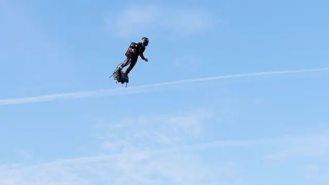 பறக்கும் மனிதர்: 35.4 கி.மீ பறக்கும் தட்டில் பறந்த ஃப்ரான்கி ஜபாட்டா, சாத்தியப்படுத்திய விஞ்ஞானம்