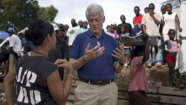 Bill Clinton, enviado especial de la ONU a Haití, conversa con un voluntario en Port-au-Prince, en 2010.