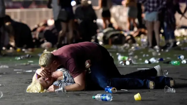 Tiroteo en Las Vegas: las dramáticas imágenes del ataque que dejó al menos  59 muertos y más de 500 heridos - BBC News Mundo