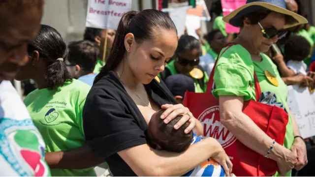 పాలిస్తున్న తల్లి