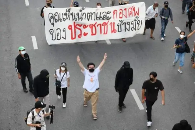 แนวร่วมกลุ่ม "ราษฎร" เดินขบวนจากแยกอุรุพงษ์ไปทำเนียบฯ เมื่อ 2 ก.ค. เพื่อขับไล่รัฐบาล