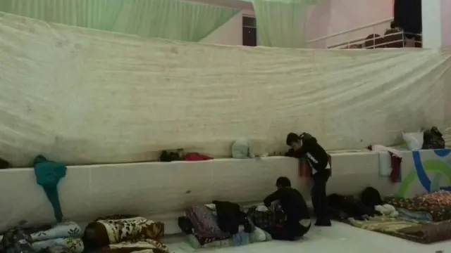 Парданинг нариги томонида аёл теримчилар ётибди