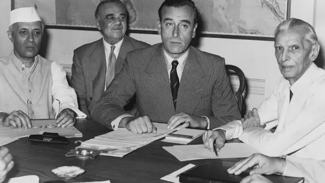 نہرو اور لارڈ ماؤنٹ بیٹن کے ساتھ محمد علی جناح