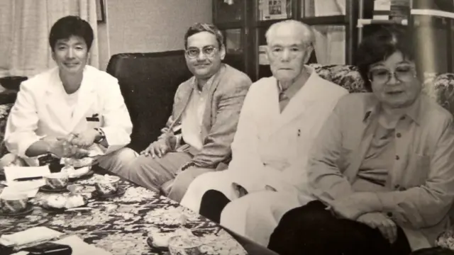 डॉक्टर तानेयोशी योशिमी (दाएं से दूसरे), जिन्होंने सुभाष बोस का इलाज किया