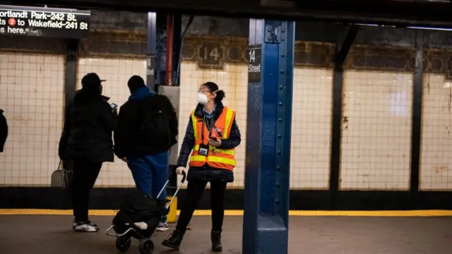 أمريكية ترتدي كمامة للوقاية من فيروس كورونا