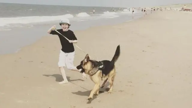 Laurent Simons passeando com seu cachorro