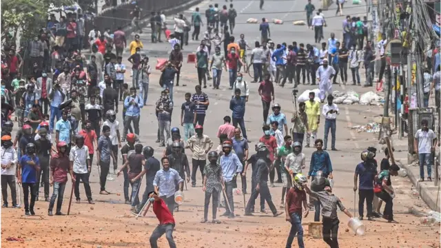 সংঘর্ষে আহত হয়ে এক জনের মৃত্যু হয়েছে।