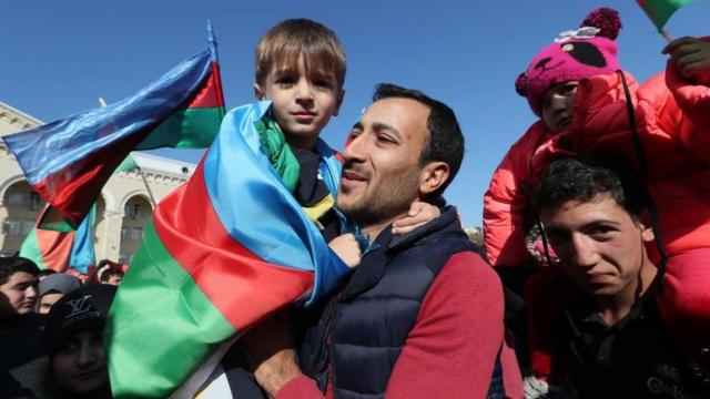 La población local celebrando el fin del conflicto militar en Nagorno Karabaj.