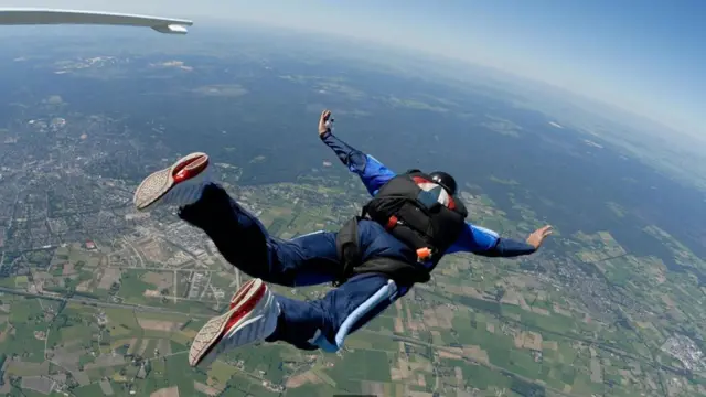 Стрибок із парашутом