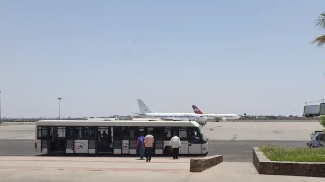 ናብ ሃገሮም ዝምለሱ ኢትዮጵያውያን ስደተኛታት ኣብ ማዕርፎ ነፈርቲ ከተማ ዓደን