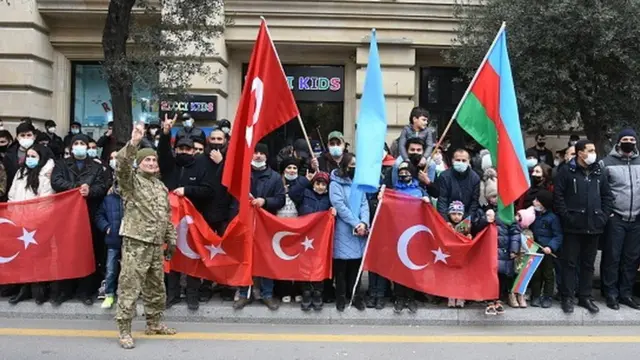 İnsanlar əsgərləri alqışlayır