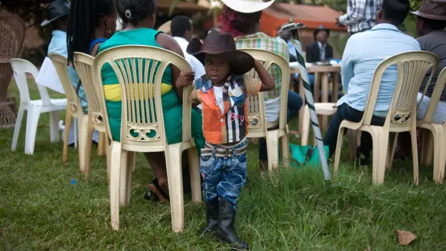Alvin Kivumbi, w'imyaka itatu, yambaye imyenda y'abakunzi b'umuziki wa country