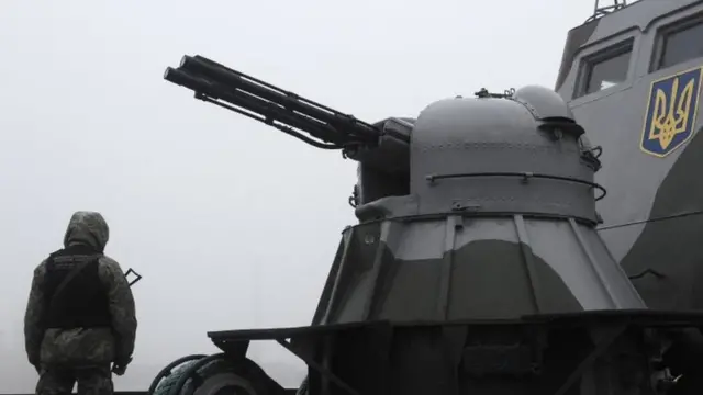 अज़ोव सागर पर एक जहाज़ पर तैनात यूक्रेनियाई सैनिक