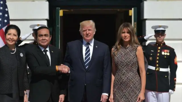 โดนัลด์ ทรัมป์ ประธานาธิบดีสหรัฐฯ และเมลาเนีย ทรัมป์ ภริยา เปิดทำเนียบขาวต้อนรับนายกฯ ไทยแลเภริยา เมื่อ 2 ต.ค. 2560