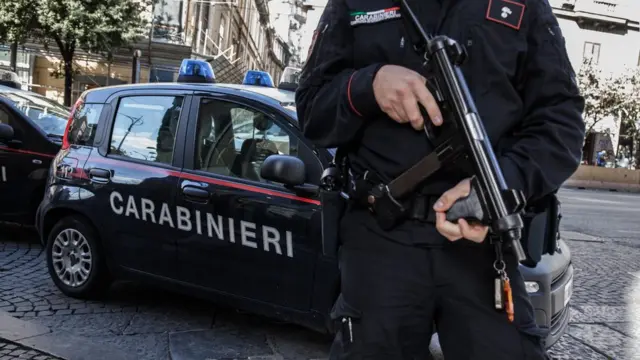 İtalyan Carabinieri kolluk güçleri