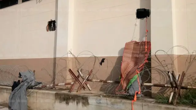 กำแพงทำจากอิฐบล็อกซึ่งชาวอุยกูร์สามารถเจาะเพื่อหลบหนีออกไปได้