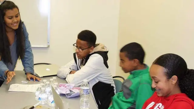 የሚሌና ልጅ በተራዋ ሌሎች ልጆችን ስታስጠና