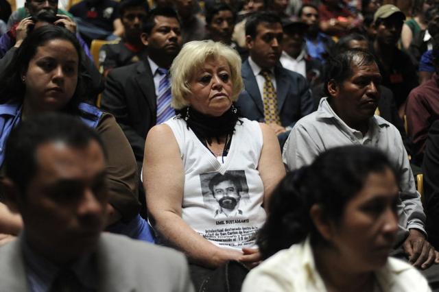 Familiares de víctimas de la masacre de Dos Erres, en Petén, Guatemala, durante un juicio en la Corte Suprema de Justicia el 11 de enero de 2013.
